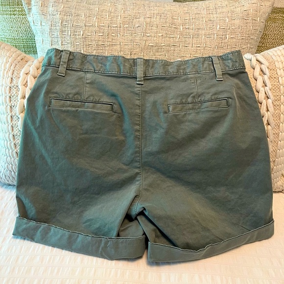 💚 GAP Women’s Girlfriend Chino Shorts Khaki Green NWOT, Size 2 - Picture 3 of 14